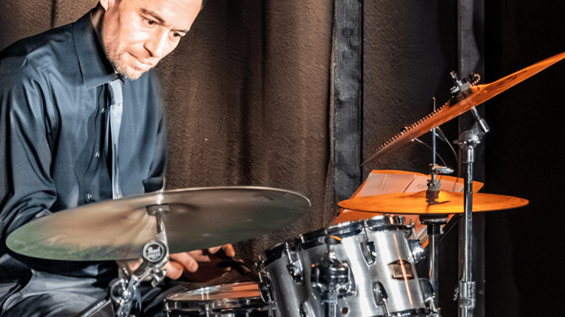 Max Müller an den Drums