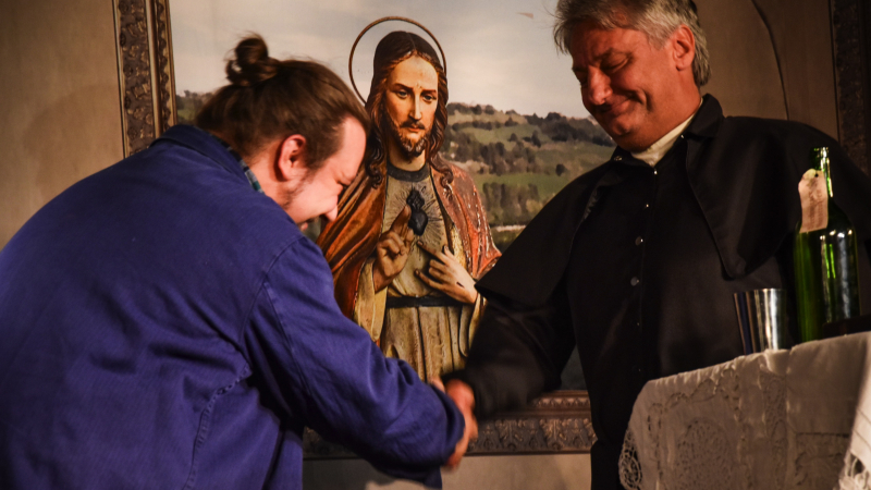 Handschlag mit Segen, Don Camillo im Hoftheater